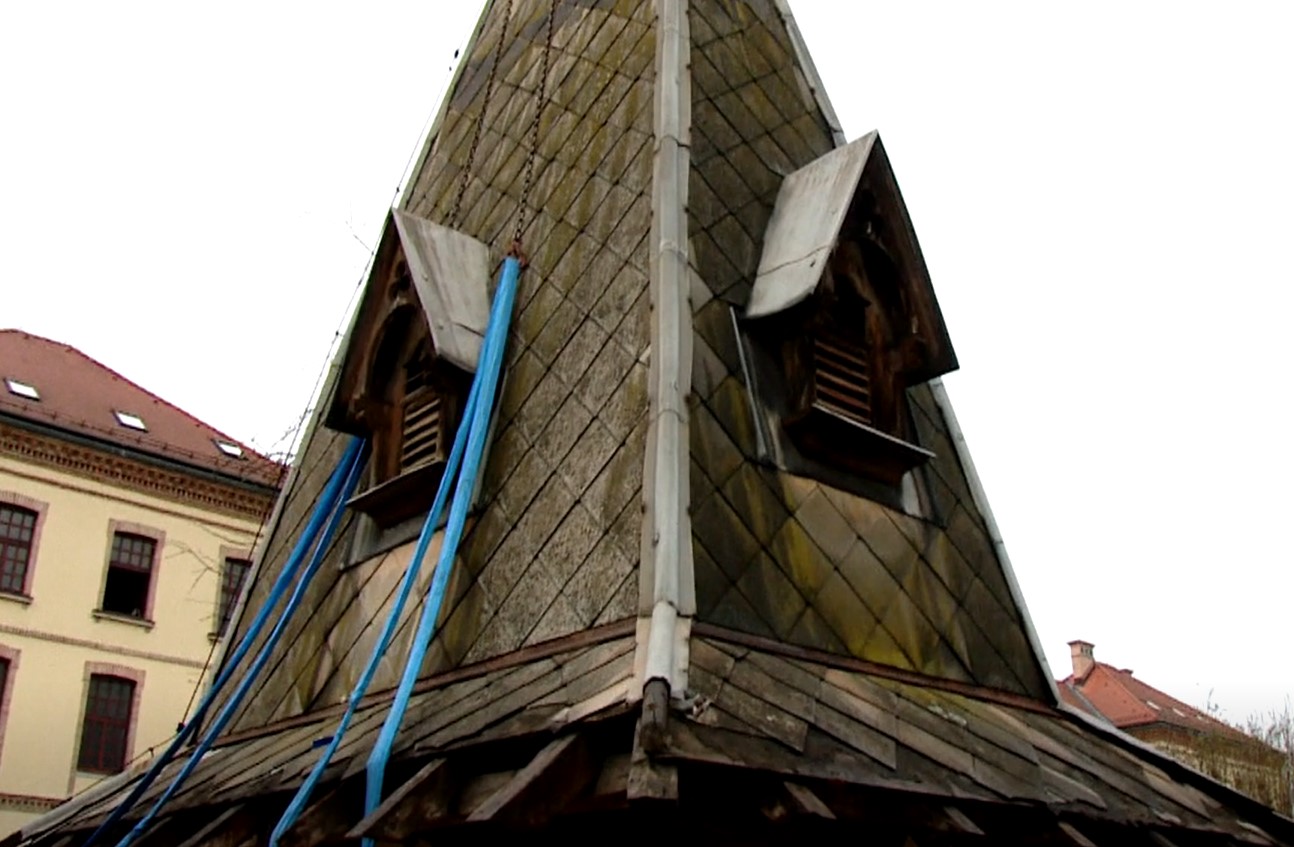 Uklanjanje tornja sa zgrade Hrvatskog katoličkog sveučilišta