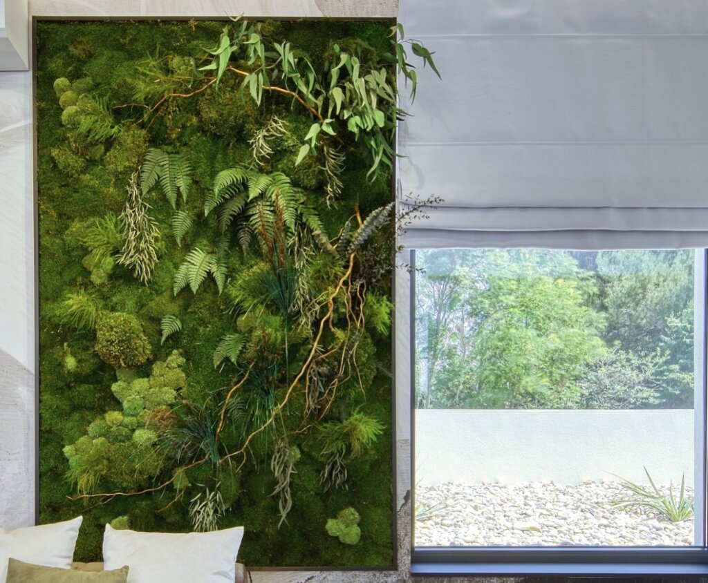 zid sa stabiliziranim biljem pored kojeg je prozor