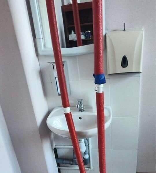 Loše postavljene cijevi u kupaonici