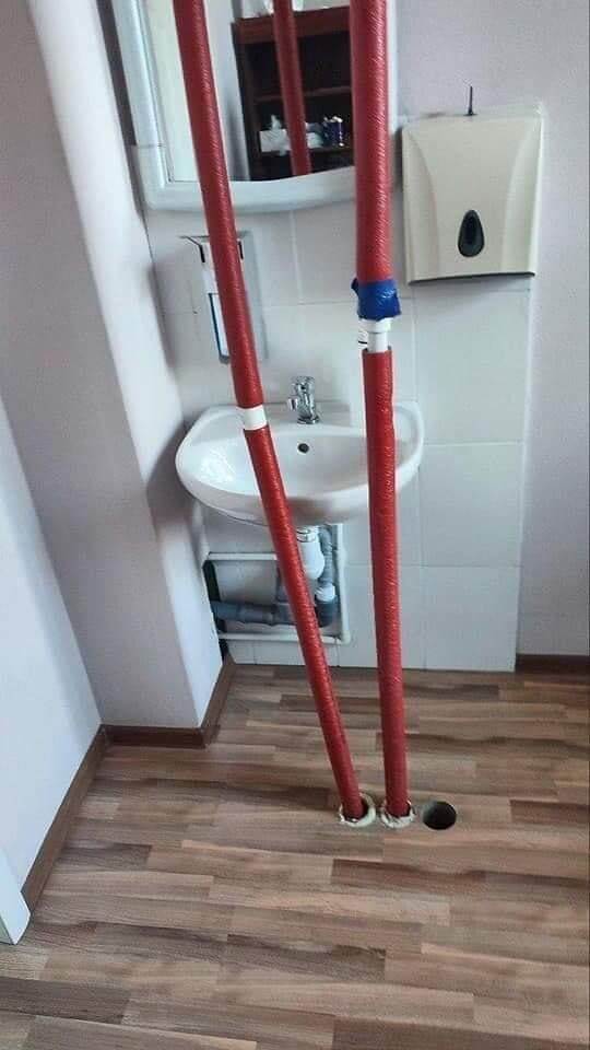 Loše postavljene cijevi u kupaonici