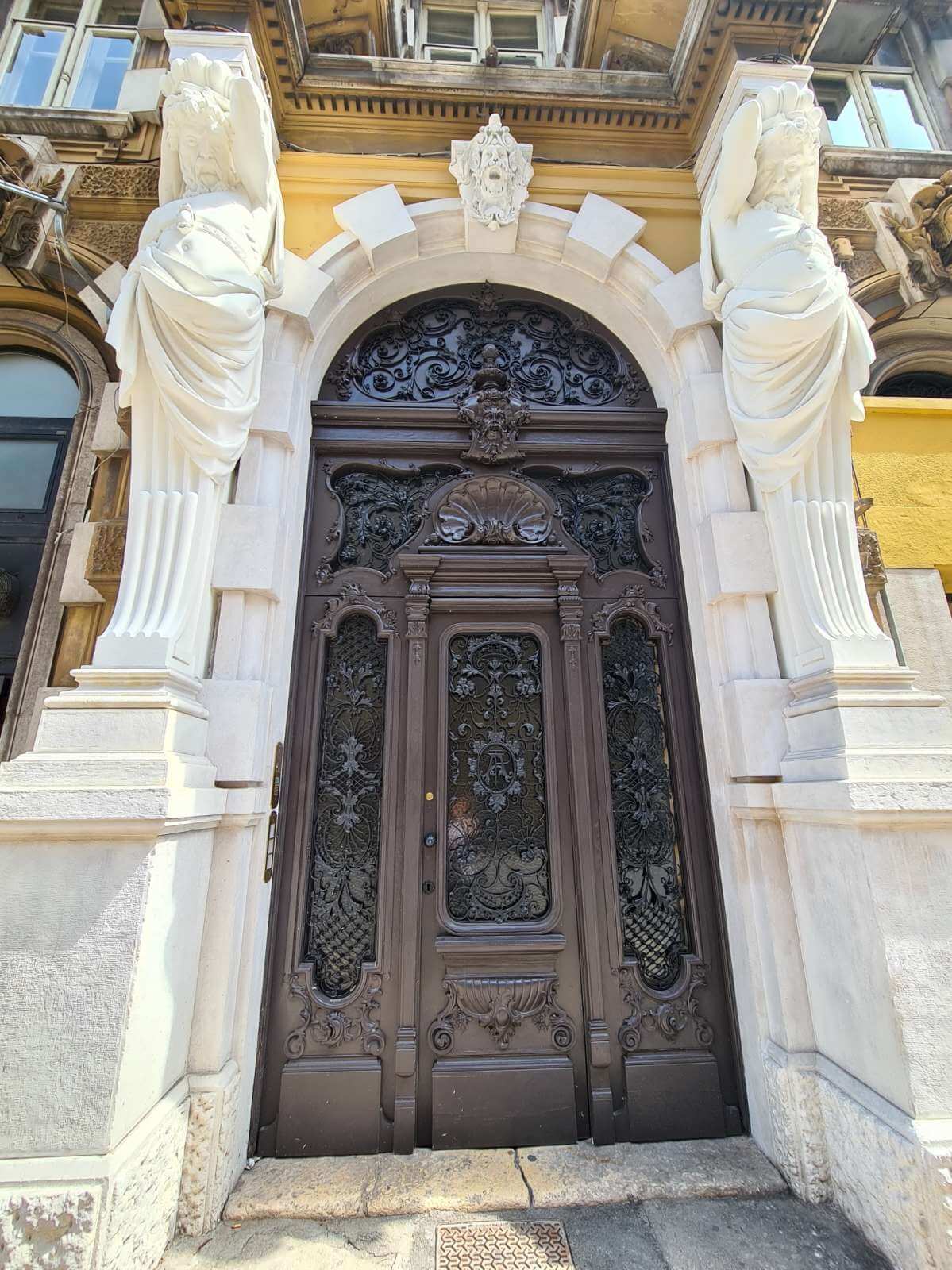 Dovršena restauracija portala Palače Ploech