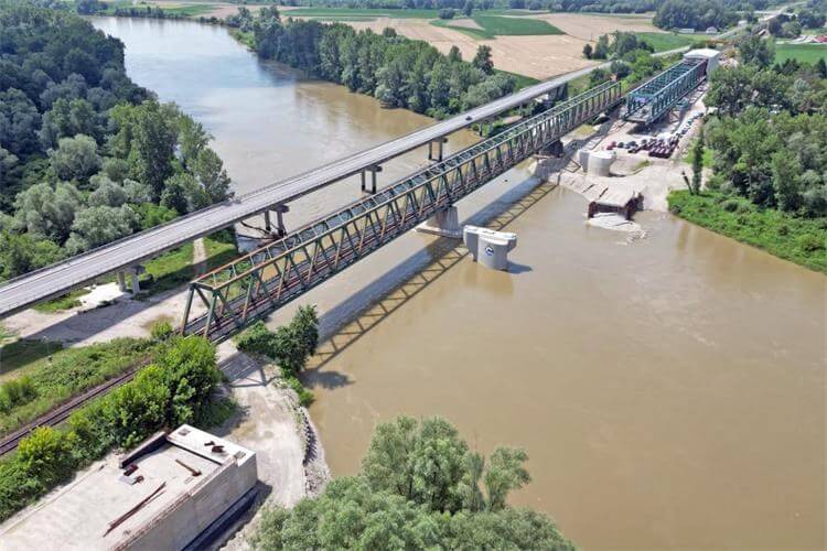 'Naguravanje' željezničkog mosta preko rijeke Drave u Botovu