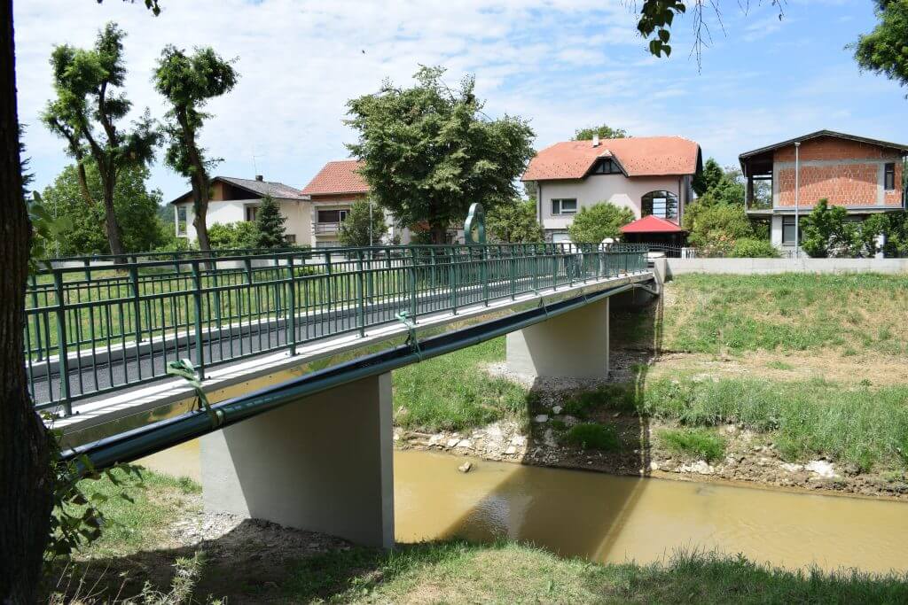 Pješački most na rijeci Petrinjčici