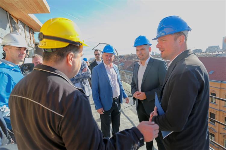 Ministar Bačić u obilasku područja pogođenih potresom