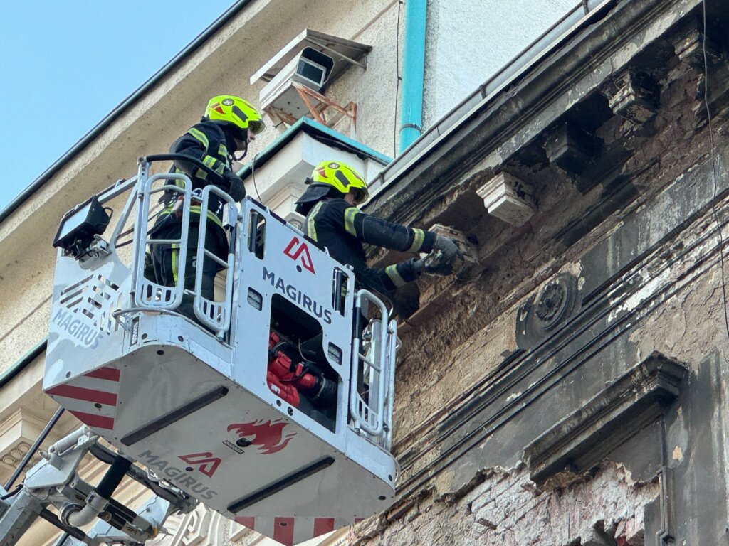 Padanje žbuke sa zgrade u Jurišićevoj1
