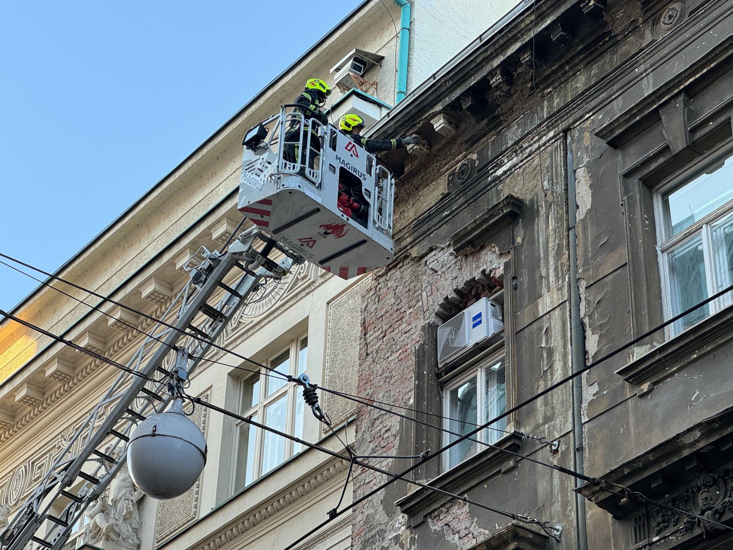 Padanje žbuke sa zgrade u Jurišićevoj2