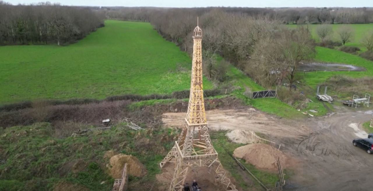 Eiffelov toranj od recikliranog drva