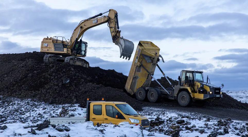 Izgradnja nasipa za obranu od lave na Islandu