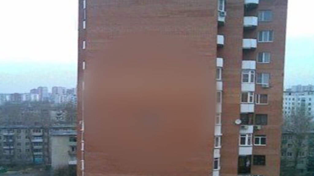 Usamljeni prozor na zgradi blur