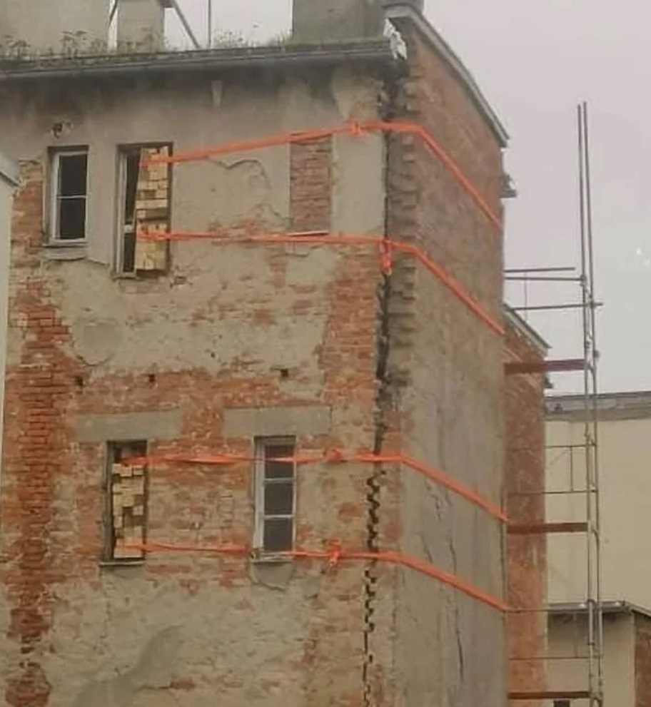 zgrada koja visi o niti