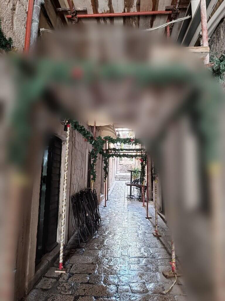 Božićni ukrasi na skeli u Dubrovniku1 blur
