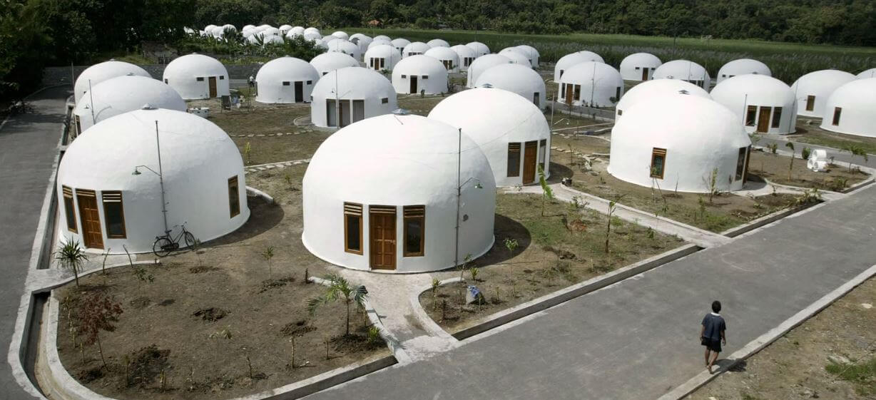 Kupole u kojima žive stradali u potresu Traditional VS Modern Home