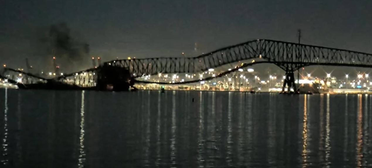 Trenutak urušavanja mosta u Baltimoreu