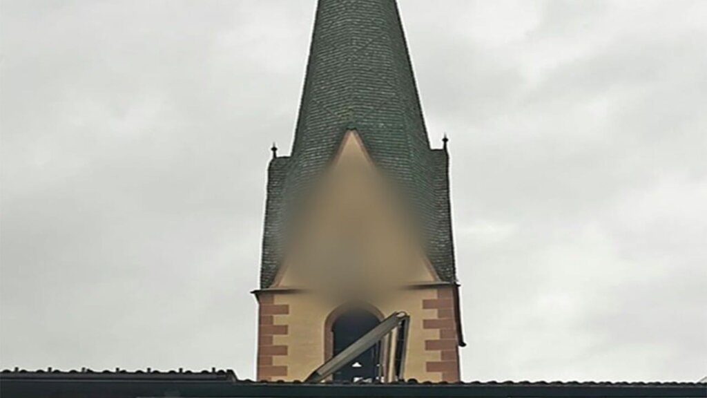 Asimetričan sat na crkvenom tornju blur