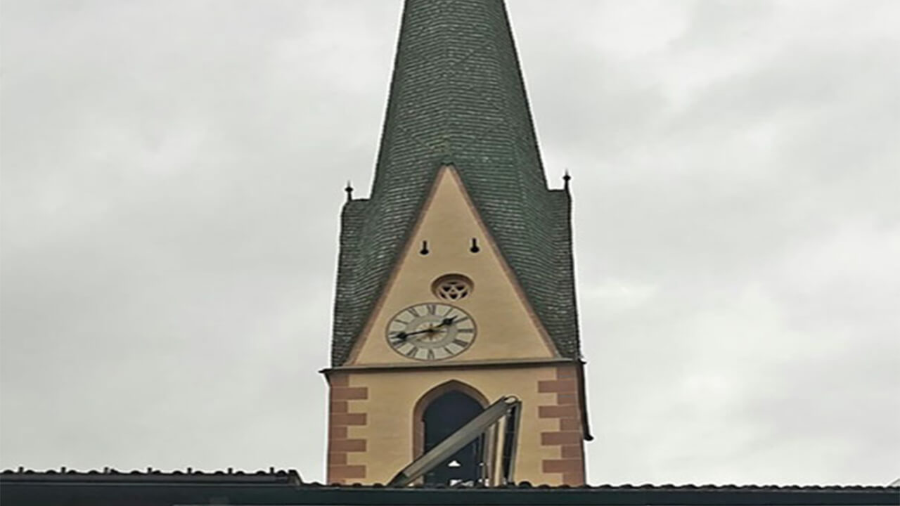 Asimetričan sat na crkvenom tornju