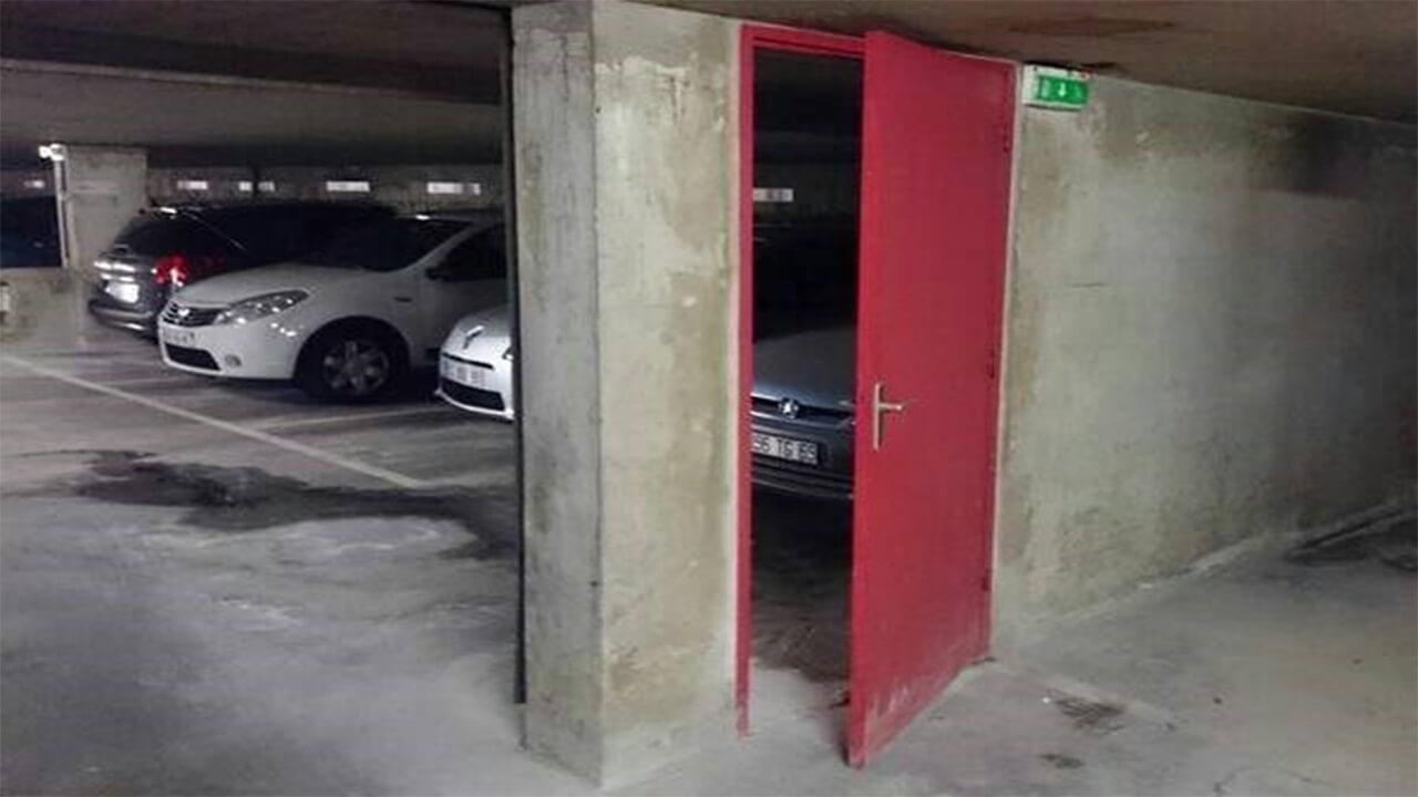 Nepotrebna vrata u javnoj garaži
