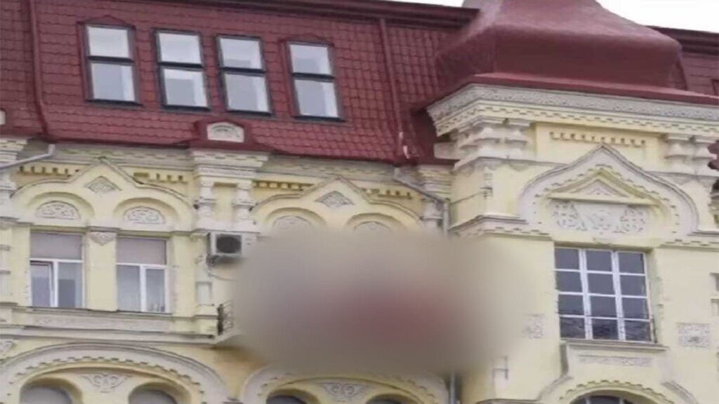Auto na balkonu zgrade blur