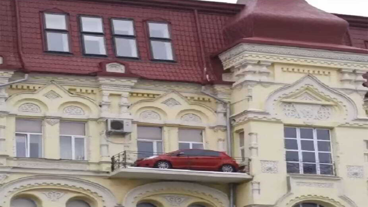 Auto na balkonu zgrade