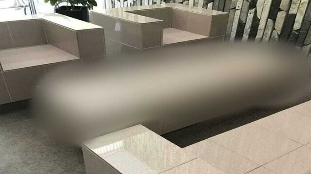 Monumentalan stol i neudobaj namještaj blur