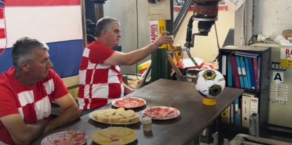 Robot zadužen za nošenje piva