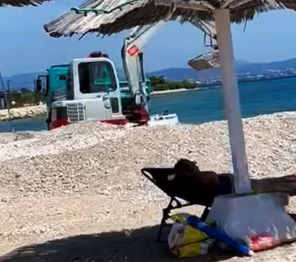 sunčanje uz more i bager | foto: screen shot FB Dnevna doza prosječnog Dalmatinca