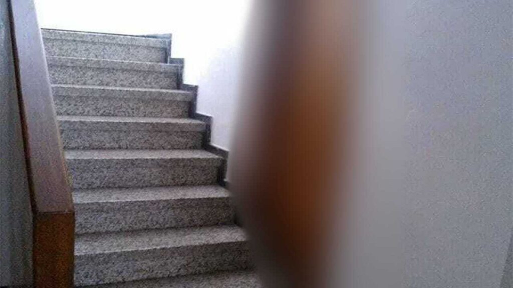 Stepenice blokiraju ulazna vrata blur