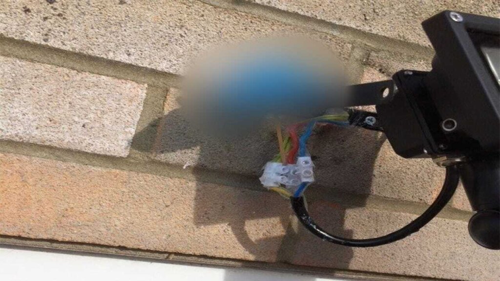 Ukrasni kišobrančić štiti žice blur