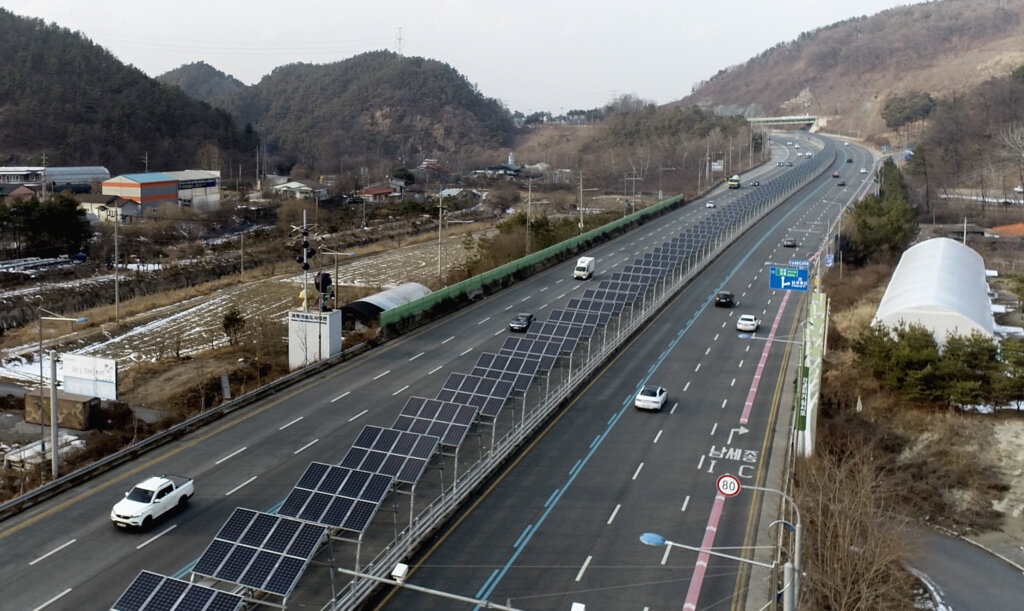 autocesta s solarnom elektranom