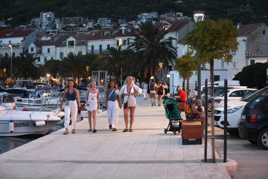 obnovljena makarska riva