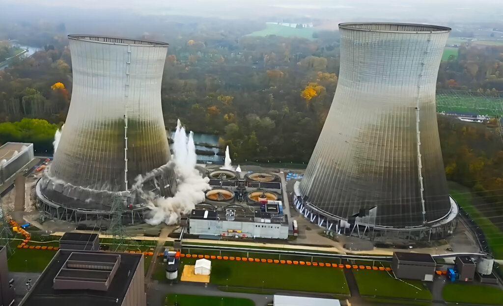 rušenje dva rashladna tornja