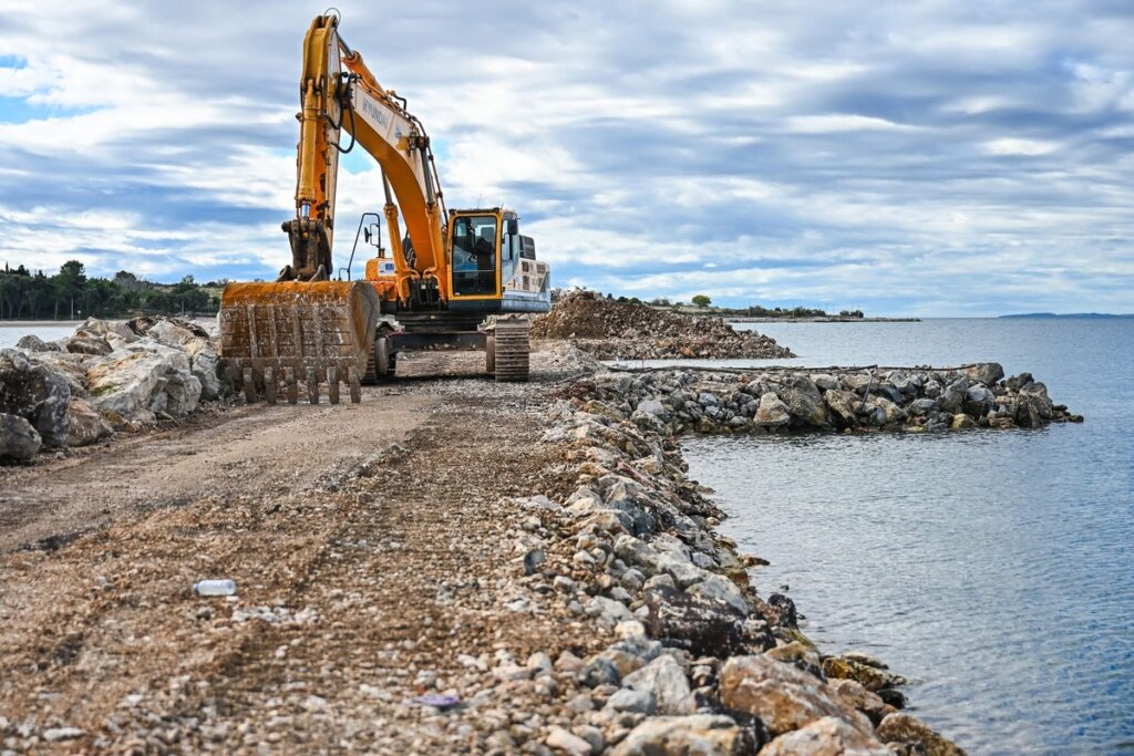 dogradnja lukobrana Novalja