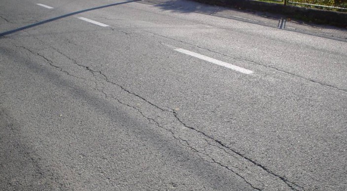 uzdužne pukotine na savitljivoj podlozi