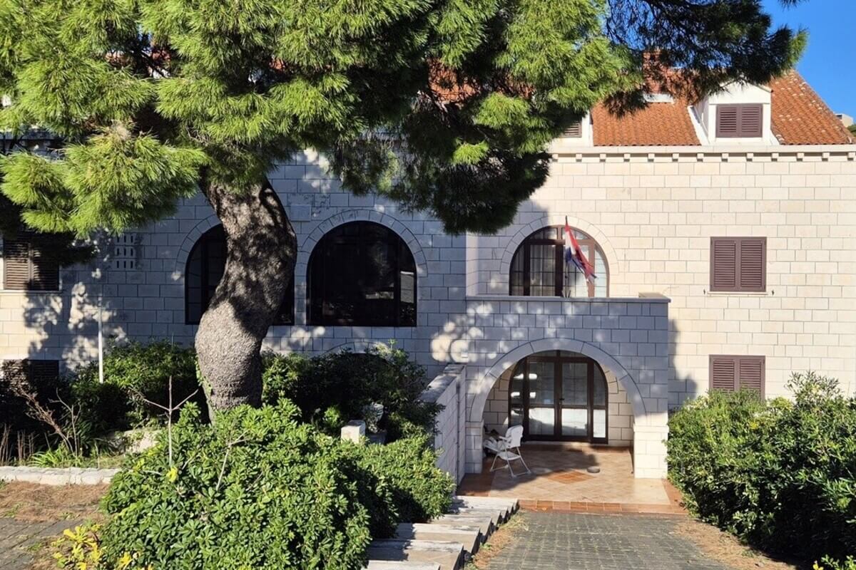 Biskupski dvor Dubrovnik, prenamjena