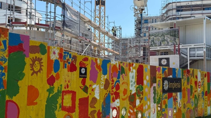 Gradilište kroz 'špijunku': Kada se gradi pored vrtića sigurnost je prva, ali radovi iz prvog reda mogu se gledati