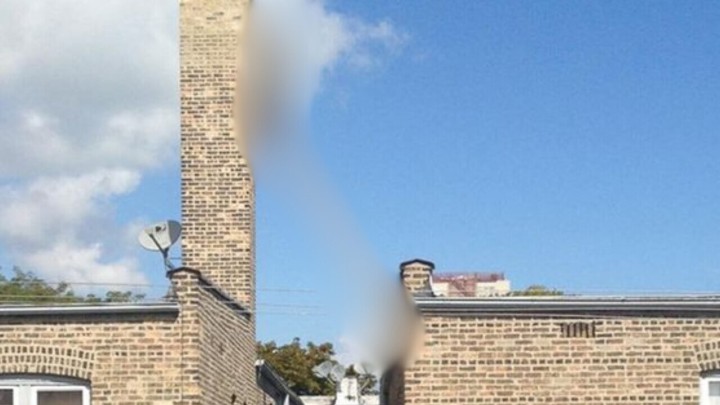 Foto: Riskantan majstorski potez za radove na dimnjaku