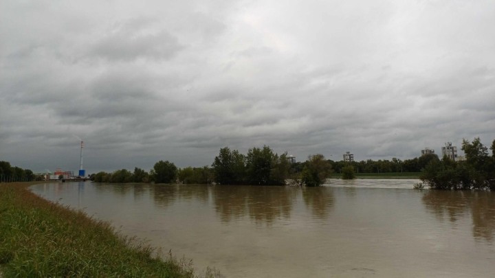 FOTO: Nakon obilne kiše u Zagrebu se izlila rijeka Sava. Pogledajte kako teče izvan korita