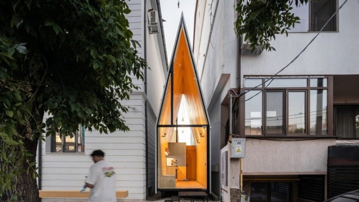 Ovako minijaturan kafić još niste vidjeli! Savršeno se uklopio u nemoguć prostor