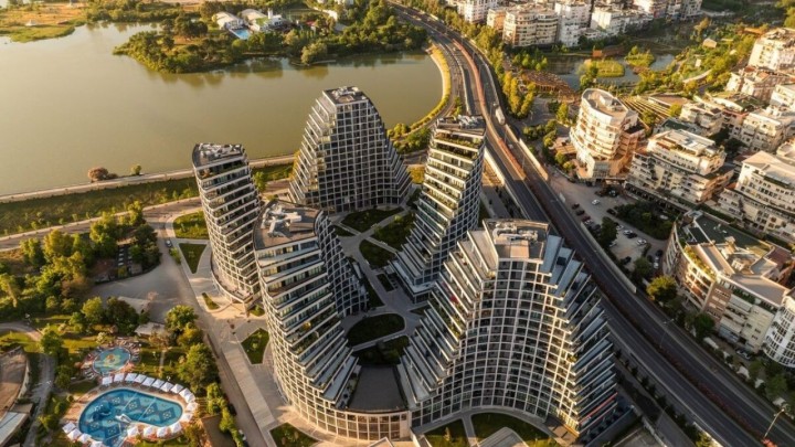 Ovo je 'planina' pored jezera kod susjeda: Vijugavi stakleni kompleks zgrada mijenja sve