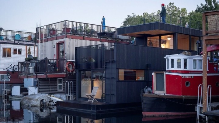 Video: Zaljubite se u čarobnu kuću na vodi od 54 kvadrata koja ima baš sve  