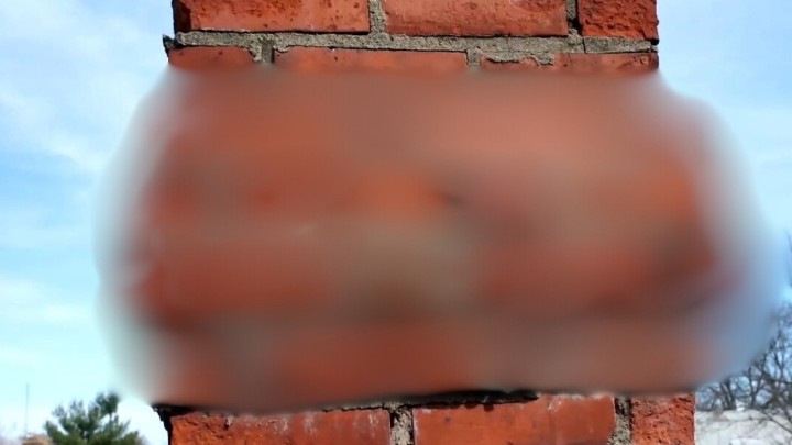 Foto: Dimnjak od cigle zbog viška materijala ima neočekivani ukras