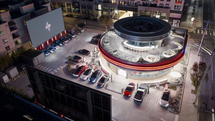 Video: Ovo je prvi Tesla restoran, ima ludu futurističku vibru i sve za vlasnike električnih vozila