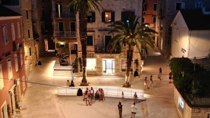 U srcu sezone meka domaćih turista dobila novi trg, lokalni stolari zaslužni za glavni element