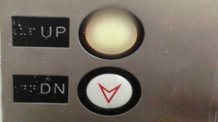 Foto: Nejasan lift koji ima mogućnost kretanja samo u jednom smjeru