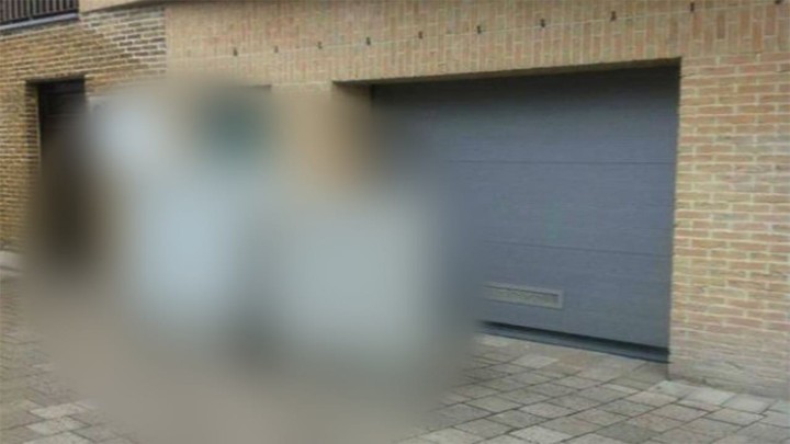 Foto: Automobil neće tako lako izaći iz garaže