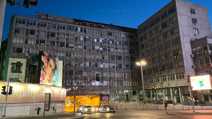 Umjesto prizemlja ova zgrada ima tunel, otvorio ga je Tito, ali nikada nije ispunio svrhu