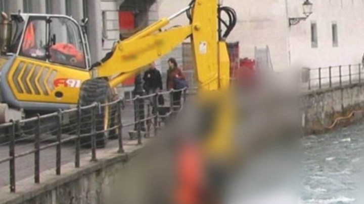 Foto: Kada kolega u bageru spasi stvar