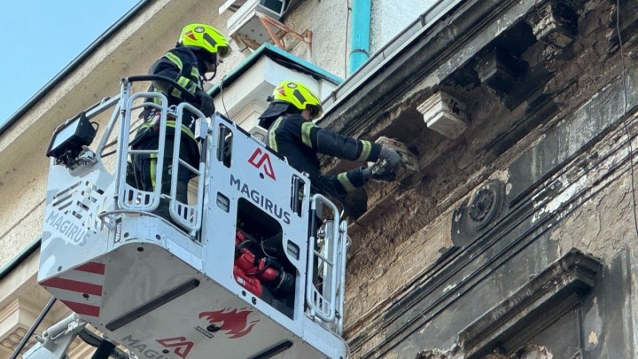 Foto: Opadanje žbuke sa zgrade spriječeno brzom intervencijom vatrogasaca