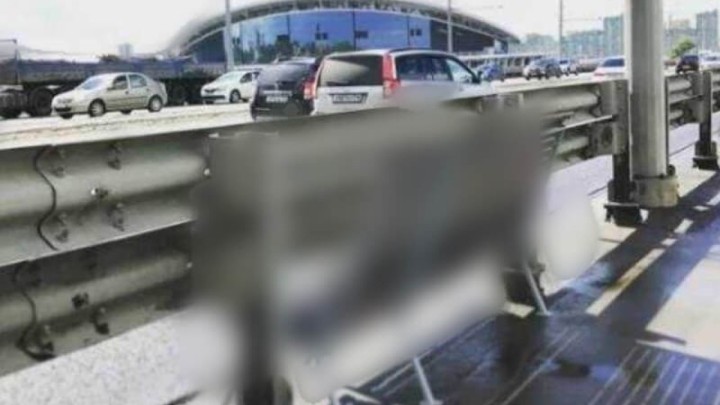 Foto: Ugradnja klupe ili kako su radni sati bačeni u vjetar