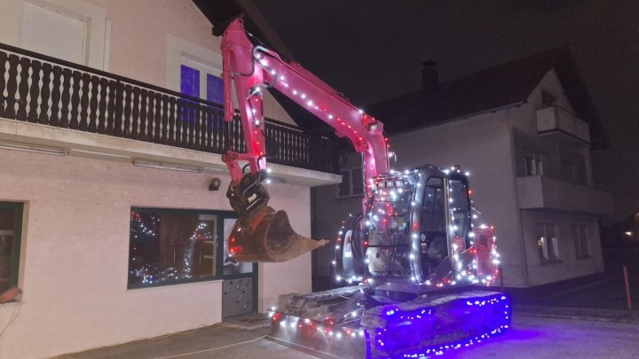 Foto: U pravom blagdanskom duhu lampicama okitili bager