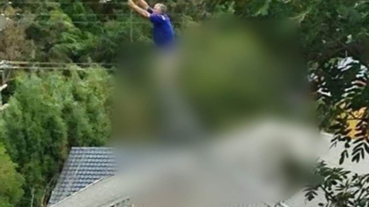 Foto: Riskantno popravljanje antene jako hrabrog majstora